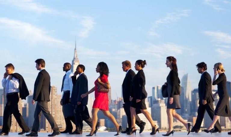 500+ ESL Lessons Students of the Best ESL Lessons for Hispanics walking past a New York skyline